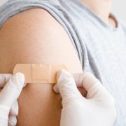 V České republice se od dnešního dne očkuje vakcínou od společnosti Novavax