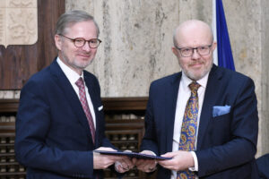 Předseda vlády Petr Fiala s vicepremiérem a ministrem zdravotnictví Vlastimilem Válkem po podpisu dohody.