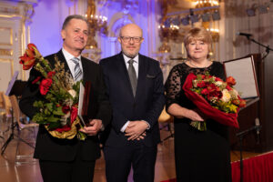 Alena Goisová a Pavel Biskup s ministrem zdravotnictví Vlastimilem Válkem.
